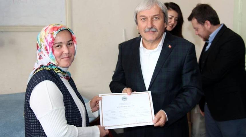 İstanbul Ticaret &Uuml;niversitesi hocalarına sertifikaları verildi