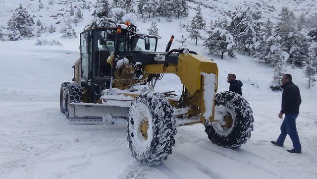 Gümüşhane'de kardan kapanan 38 köy yolu açıldı