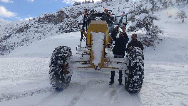 Gümüşhane'de kardan kapanan 38 köy yolu açıldı
