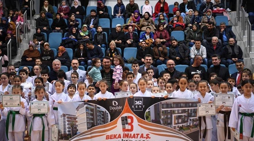 Kartepeli miniklerin diplomalarını &Uuml;z&uuml;lmez verdi