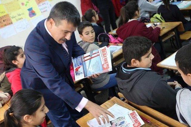 Öğrencilere trafik dergisi dağıtıldı