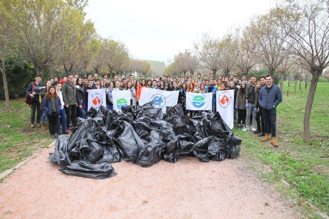 Üniversite öğrencileri Kent Ormanı’ndan 1 saatte 300 kilo çöp topladı