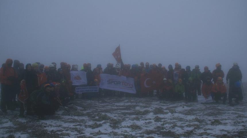 Edirneli dağcı İzmir Bozdağ&rsquo;da D&uuml;nya Dağlar G&uuml;n&uuml; Tırmanışı&rsquo;na katıldı