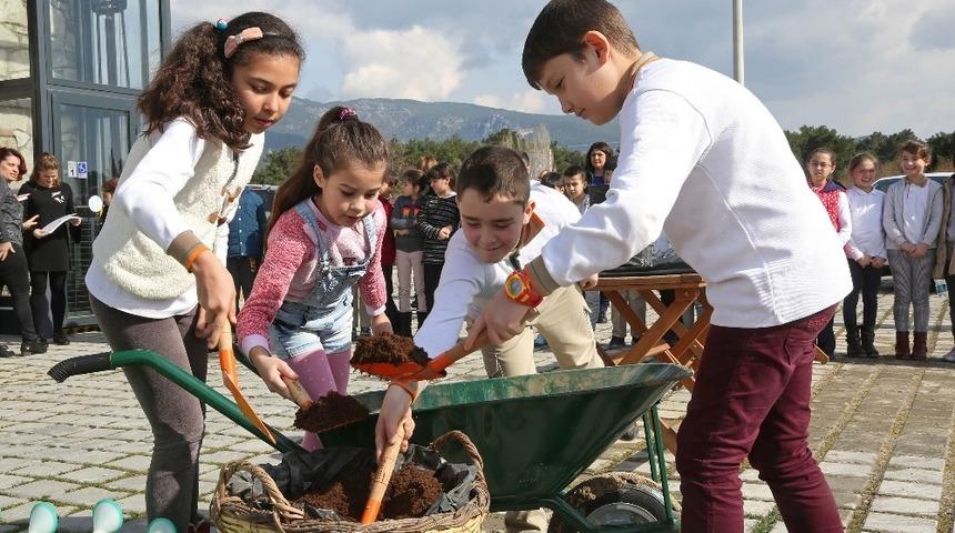 Buca&rsquo;da 10 bin &ccedil;ocuk doğayla kucaklaşıyor