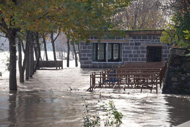 Dicle Nehri'nde su 4 metre yükseldi, Hevsel Bahçeleri'ni su bastı