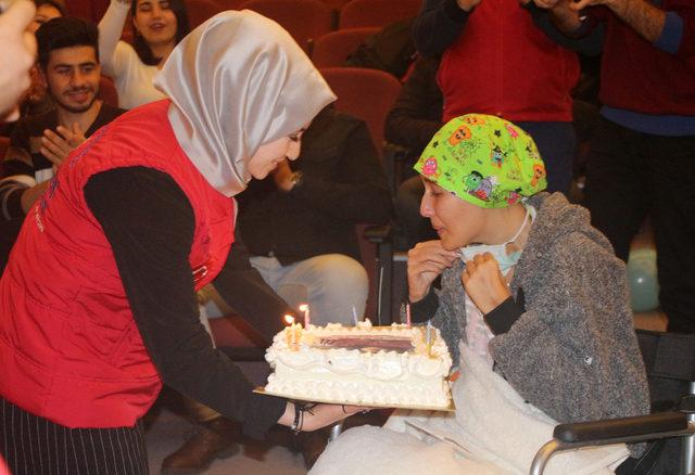 Mide kanseri tedavisi gören İrem Nur'a sürpriz doğum günü