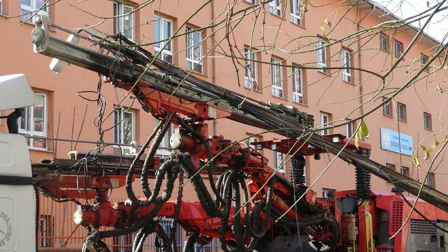 Okul önünde TIR'ın devirdiği elektrik direği korkulu anlar yaşattı