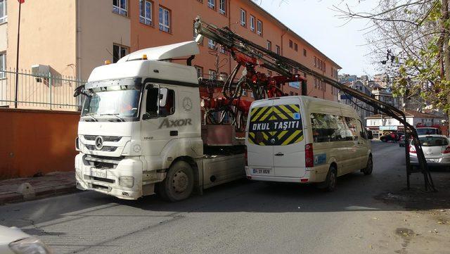 Okul önünde TIR'ın devirdiği elektrik direği korkulu anlar yaşattı