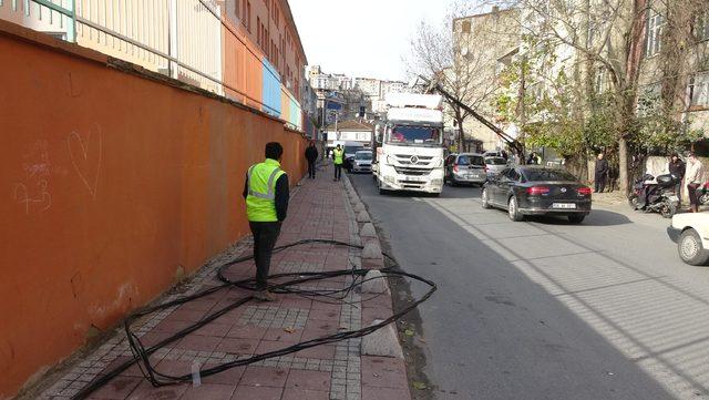 Okul önünde TIR'ın devirdiği elektrik direği korkulu anlar yaşattı