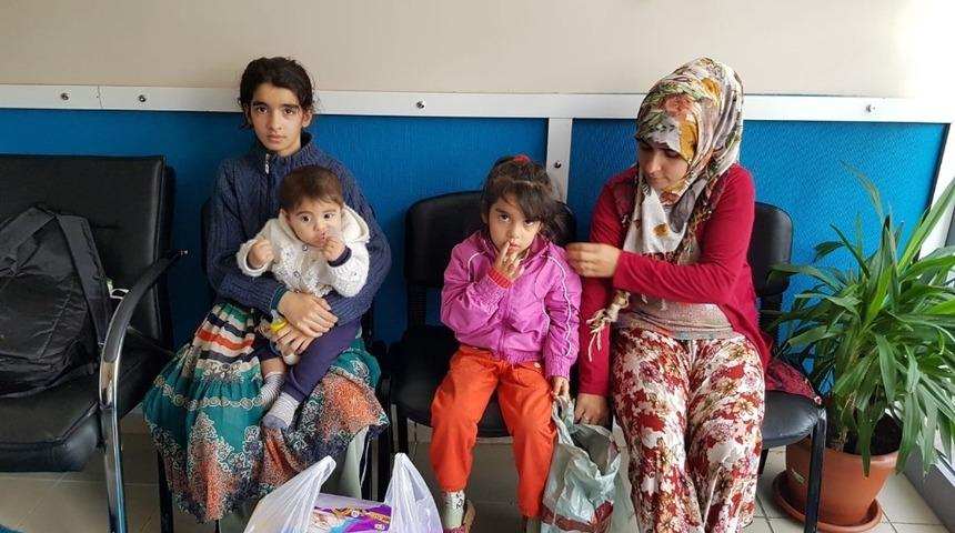 Kelebek &ccedil;ocuklara kışlık mont ve bot yardımı