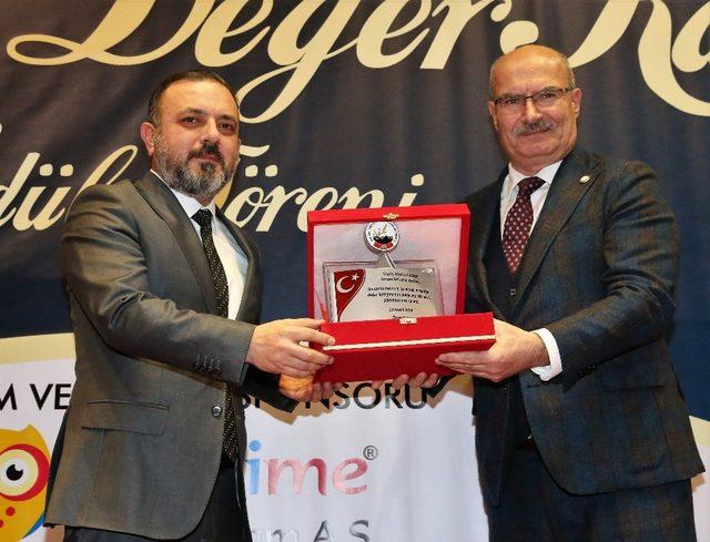 Ankara Gazeteciler ve Yazarlar Derneğinden Başkan Ercan’a ödül
