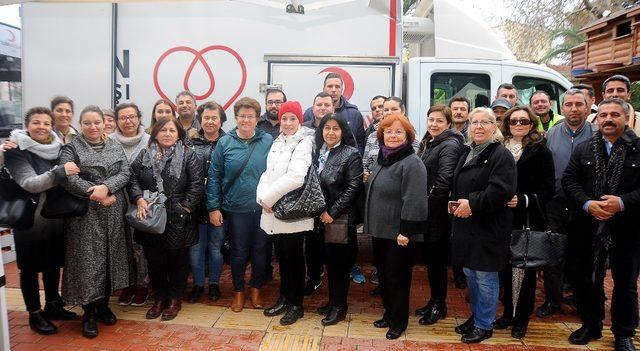 Seferihisar Belediyesi çalışanları da minik Öykü için kan verdi