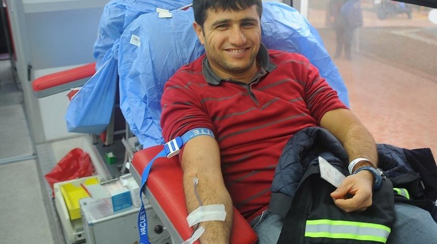 Seferihisar Belediyesi &ccedil;alışanları da minik &Ouml;yk&uuml; i&ccedil;in kan verdi