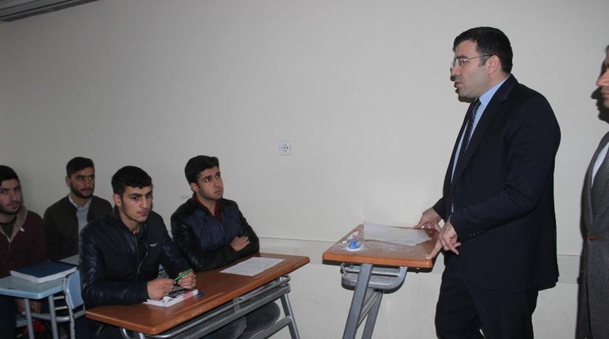 Üniversiteye hazırlanan öğrencilere ücretsiz 7 bin kaynak kitap