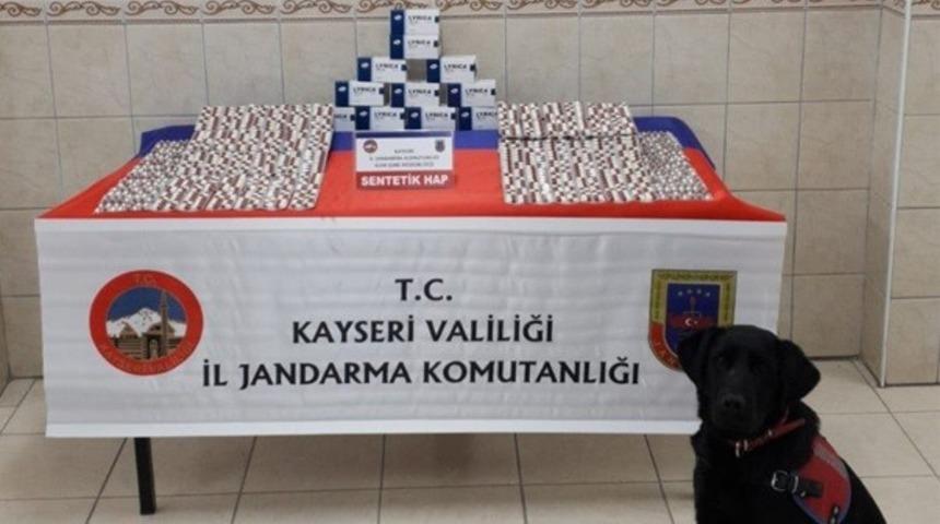 Kamyonette 2 bin 800 adet sentetik hap ele ge&ccedil;irildi