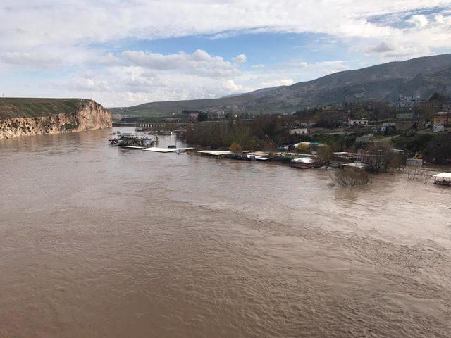 Dicle Nehri'nde su 4 metre yükseldi, Hevsel Bahçeleri'ni su bastı (2)