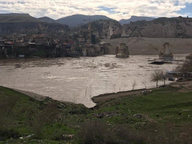 Dicle Nehri'nde su 4 metre yükseldi, Hevsel Bahçeleri'ni su bastı (2)