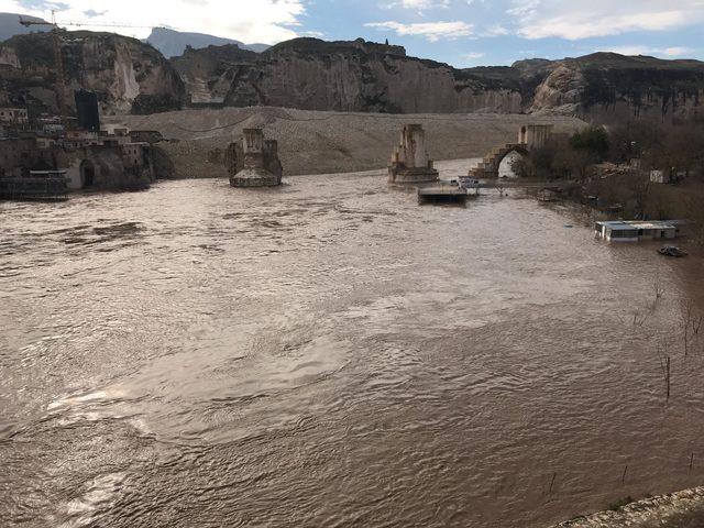 Dicle Nehri'nde su 4 metre yükseldi, Hevsel Bahçeleri'ni su bastı (2)