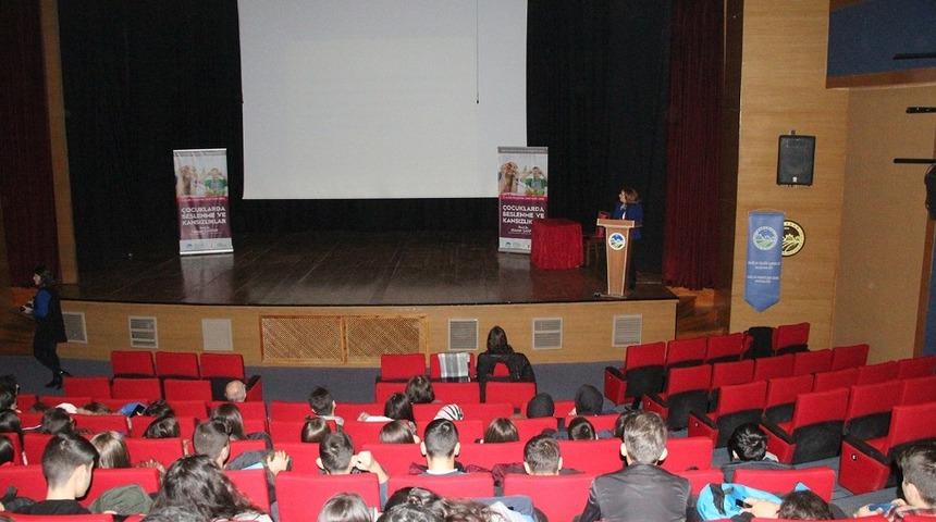 Sağlık konferansları s&uuml;r&uuml;yor