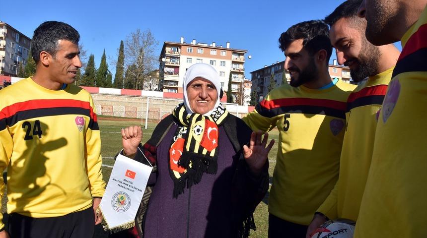 71 yaşında futbola aşık nine Hanım &Ouml;l&ccedil;er
