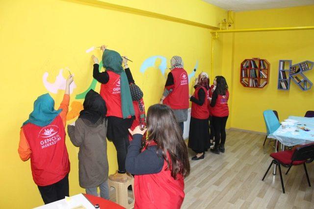 Gen&ccedil;ler okul k&uuml;t&uuml;phanesini boyadı 2