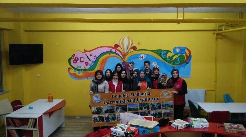 Gen&ccedil;ler okul k&uuml;t&uuml;phanesini boyadı