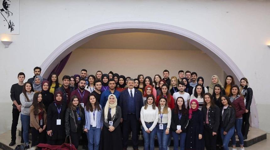 Başkan Akın gen&ccedil; g&ouml;n&uuml;ll&uuml;lerin projelerini dinledi