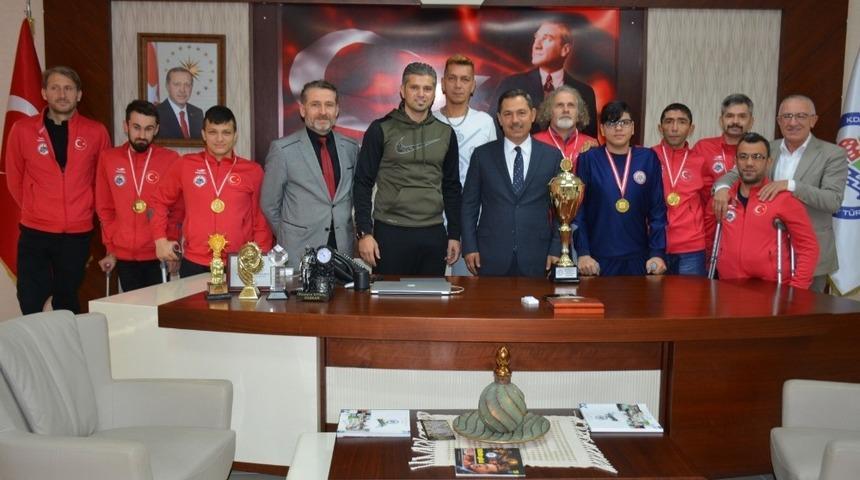 T&uuml;rkiye şampiyonları kupayı Başkan Uysal&rsquo;a getirdi