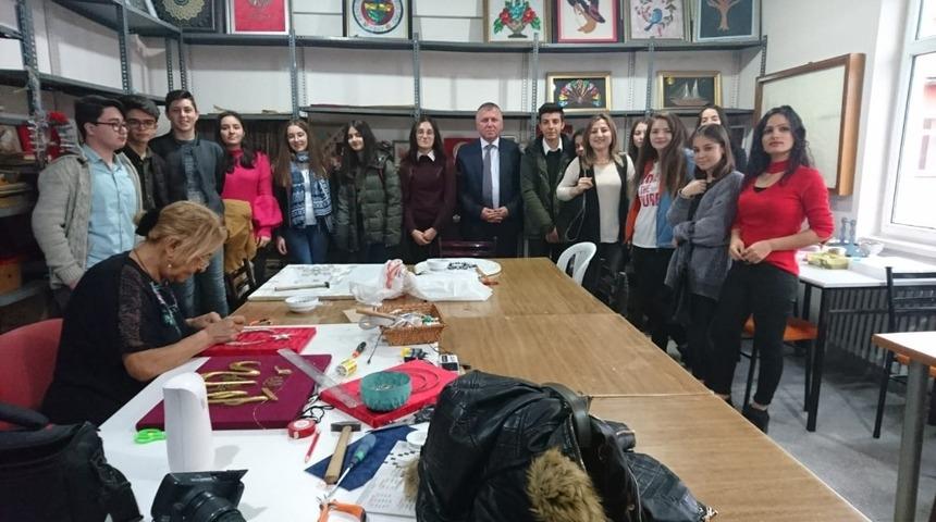 &Ouml;ğrencilerden yaşlılara m&uuml;zik ziyafeti