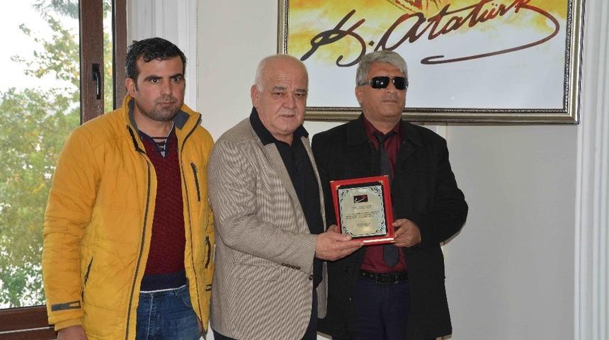 G&ouml;rme Engelliler Derneği&rsquo;nden Başkan Kara&ccedil;elik&rsquo;e teşekk&uuml;r plaketi