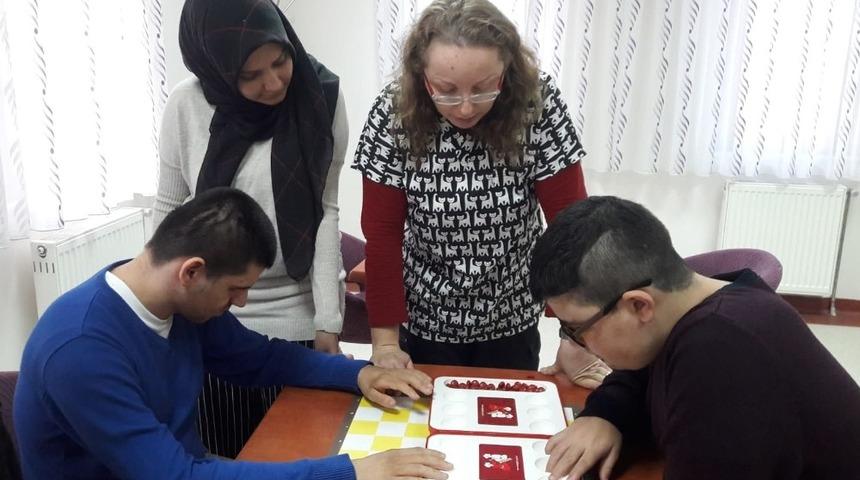 Altındağlı &ccedil;ocuklar engelli arkadaşlarıyla el ele verdi