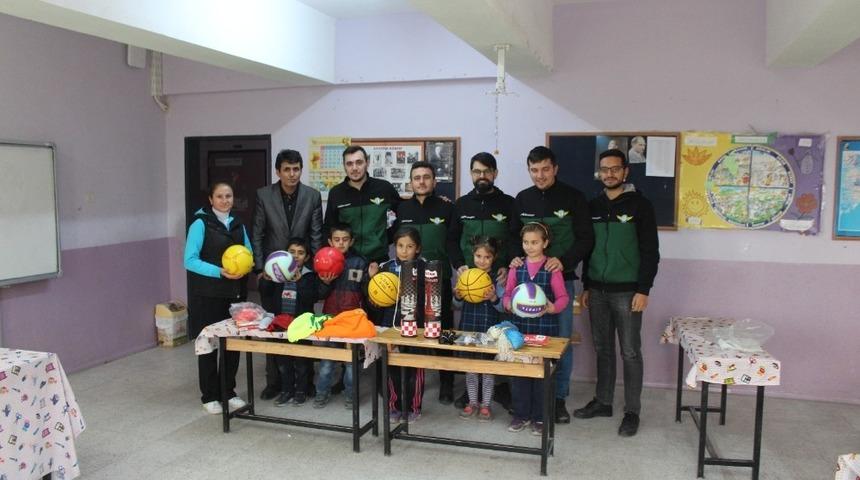 Akhisarsporlu taraftarlardan &ouml;ğrencilere spor malzemesi