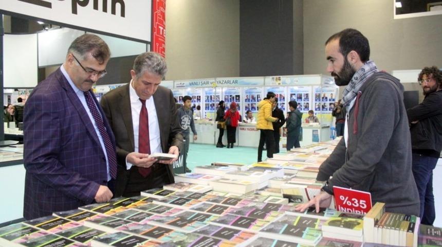 M&uuml;d&uuml;r Tevke&rsquo;den Van Kitap Fuarına ziyaret
