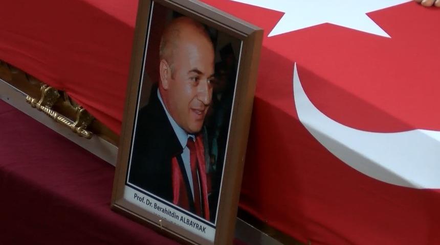 YHT kazasında &ouml;len Prof. Dr. Albayrak, g&ouml;zyaşlarıyla uğurlandı