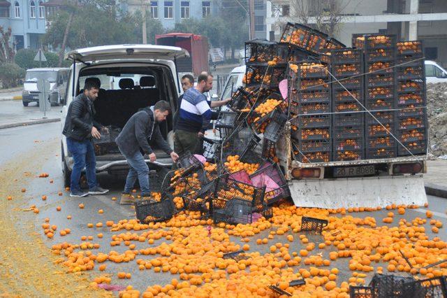 Kamyonetteki mandalinalar yola döküldü, trafik durdu