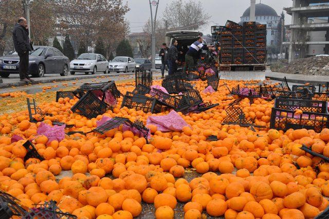 Kamyonetteki mandalinalar yola döküldü, trafik durdu