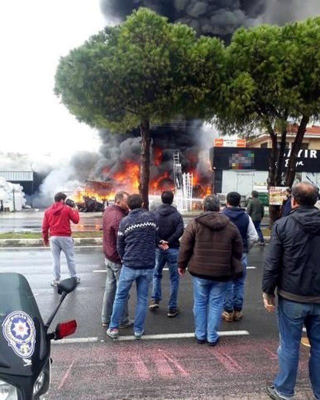 Çeşme'de yapı markette yangın çıktı