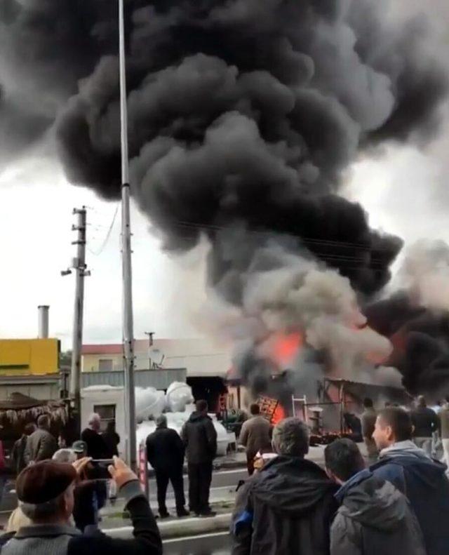 Çeşme'de yapı markette yangın çıktı