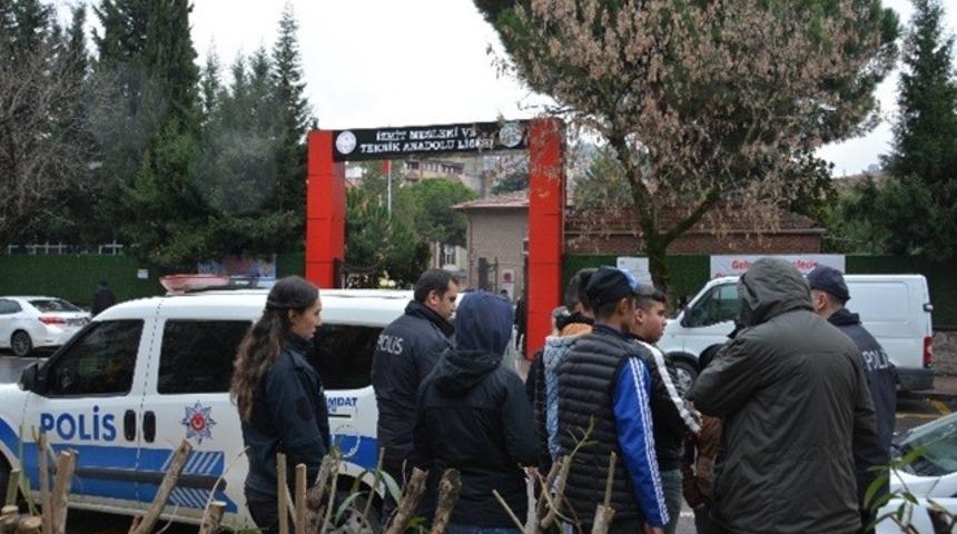 Kocaeli&rsquo;de &ccedil;eşitli su&ccedil;lardan aranan 2 kişi uygulamada yakalandı