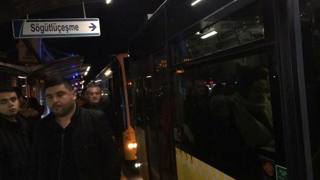 Sefaköy'de Metrobüs arızası; uzun araç kuyrukları oluştu(1)