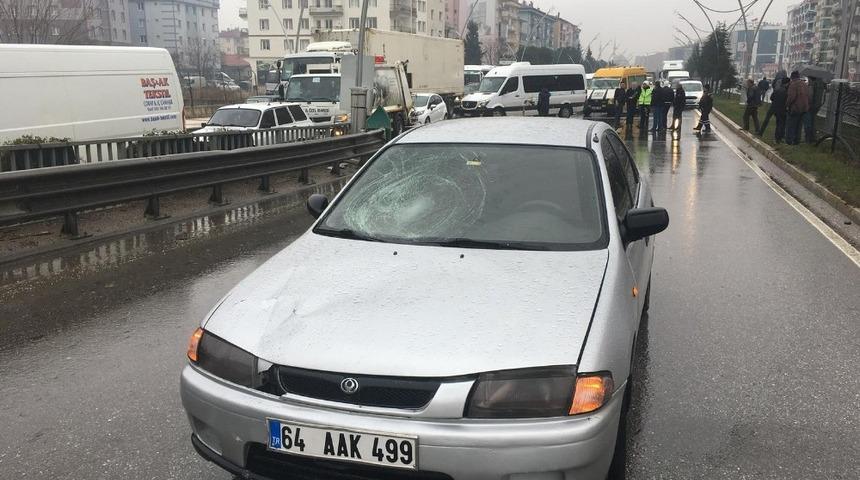 Yoğun bakımdaki kızını ziyaretten dönerken otomobil çarptı