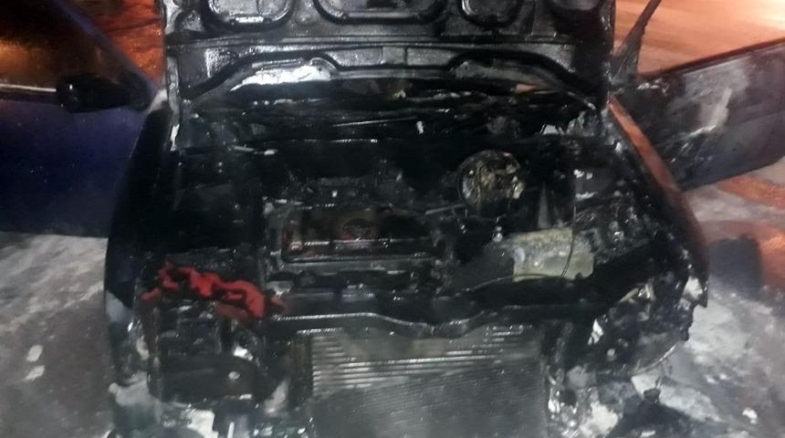 Seyir halindeyken alev alan otomobil kullanılamaz hale geldi