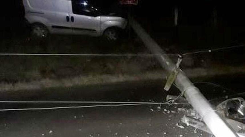 Kontrolden &ccedil;ıkan ara&ccedil; elektrik direğine &ccedil;arptı: 1 yaralı