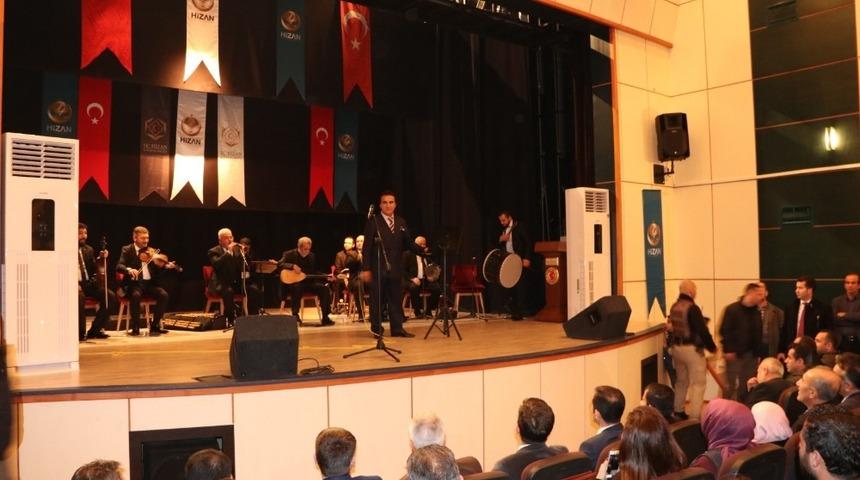 T&uuml;rk halk m&uuml;ziği sanat&ccedil;ısı Selahattin Alpay Hizan&rsquo;da Konser verdi