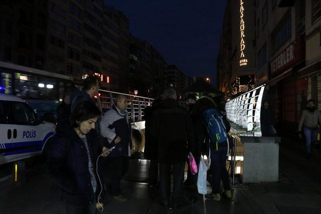 Osmanbey Metro Durağında bir kişi raylara düştü: Seferler aksıyor(1)