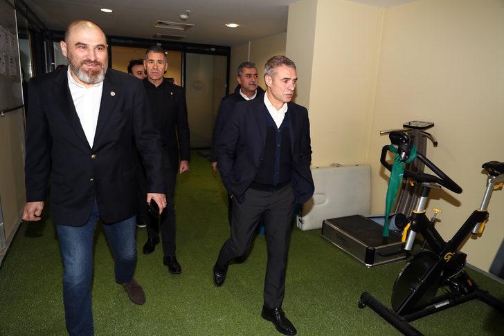 Burada yapılması gereken en önemli şey takımın fizik gücüyle ilgili yükleme yapmayacaktır. Fenerbahçe bu ligin az koşan takımlarından değil, ortalamanın üzerinde koşan takımlarından. Fiziki bir problem yaşayacaklarını düşünmüyorum.