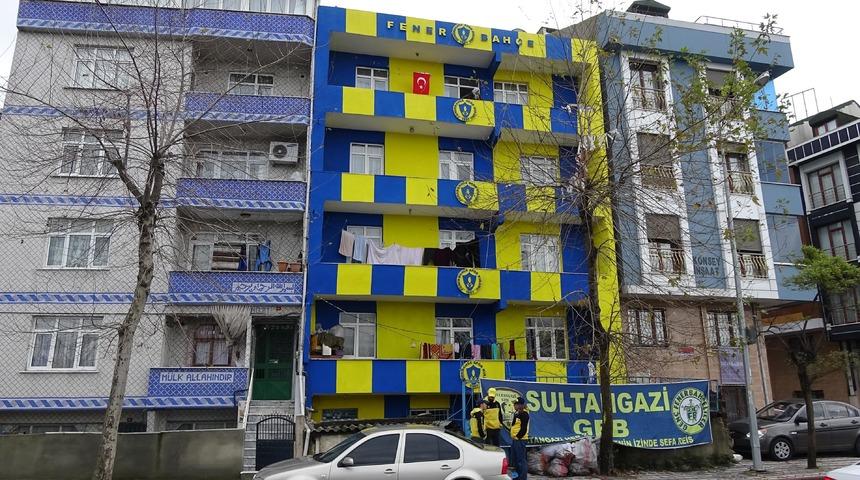 Fanatik taraftar apartmanı sarı lacivert renklere boyattı