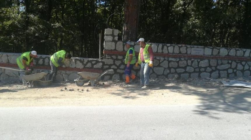 Mezarlık duvarları da yenileniyor