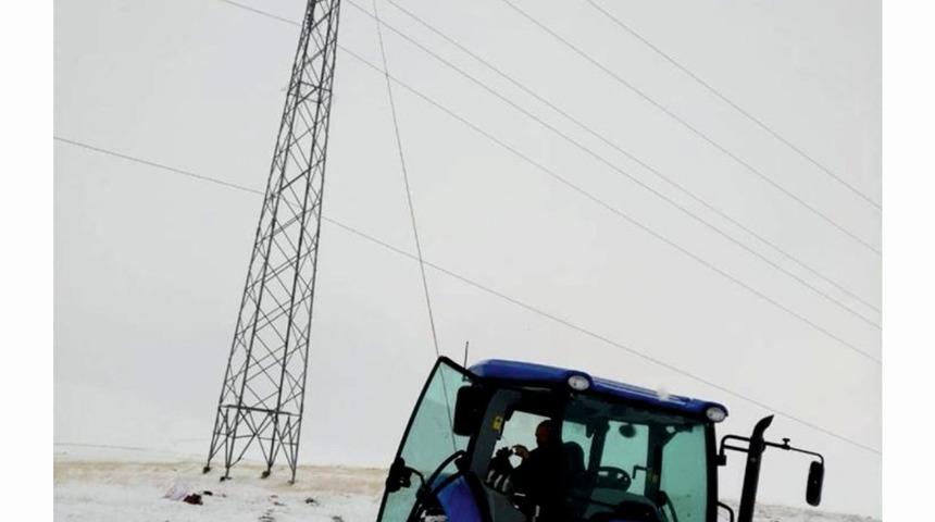 Kar yağışı ile hatlar koptu, direkler devrildi