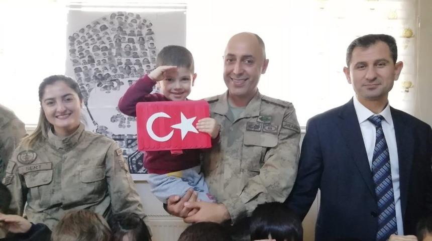 Mehmet&ccedil;ikten ihtiya&ccedil; sahibi &ouml;ğrenci ile ailelere gıda ve yakacak yardımı